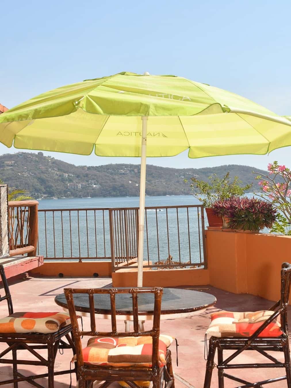 Vista al mar desde el balcón privado de la habitación Standard 1 – Casa Adriana