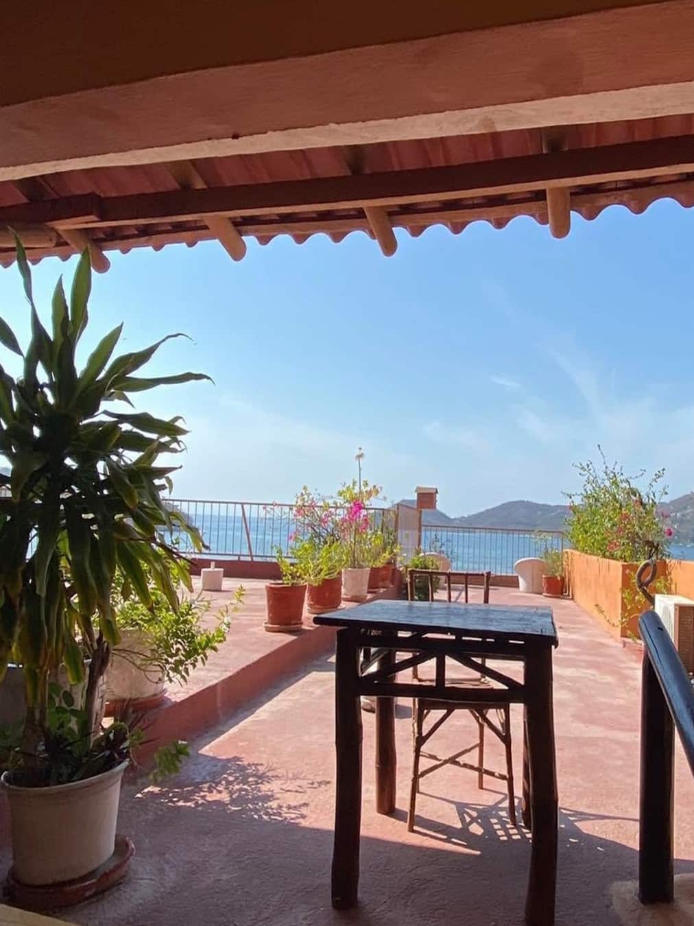 Vista al mar desde la terraza compartida de la habitación Standard 1 – Casa Adriana
