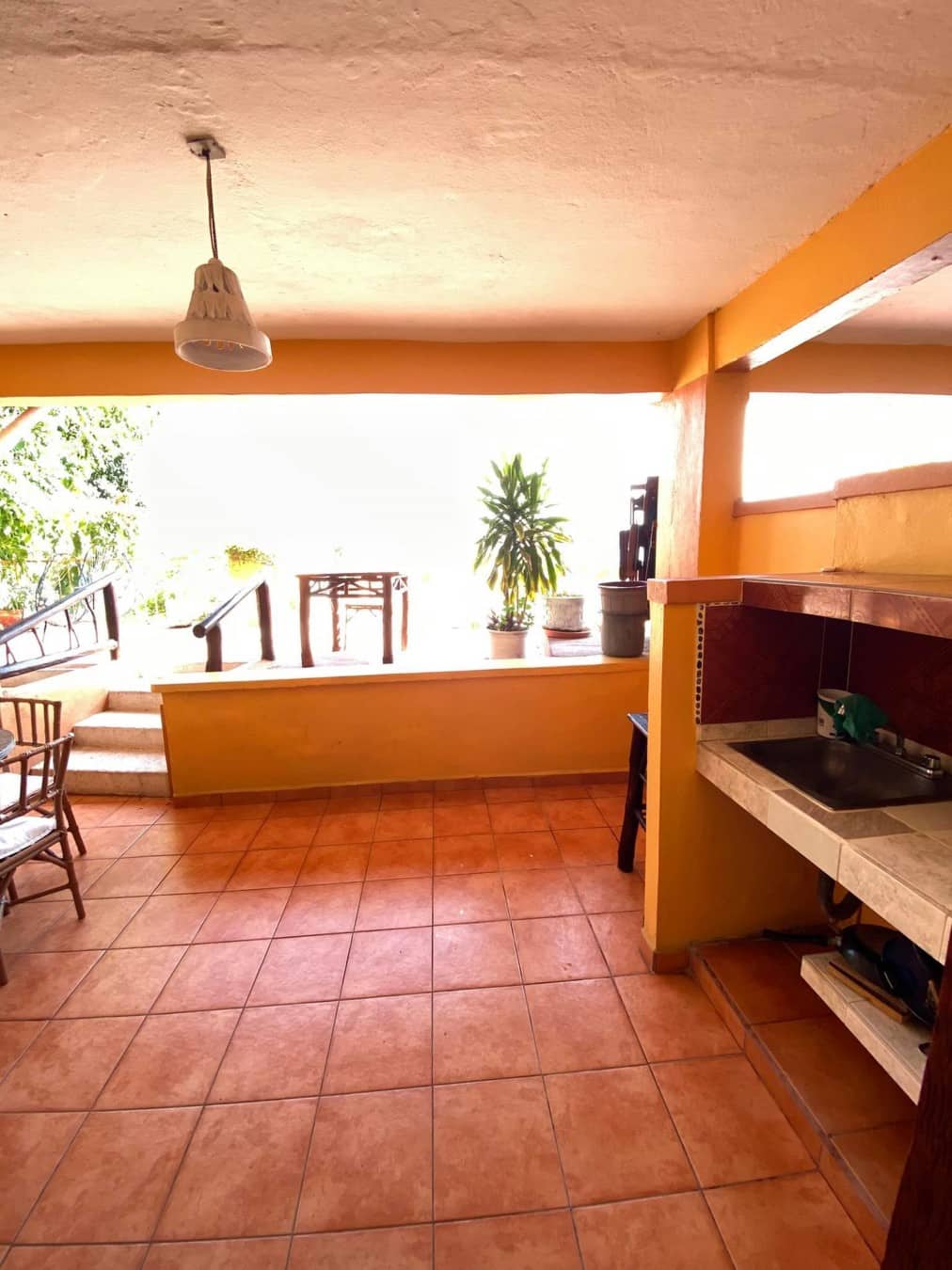 Vista de la cocineta exterior de la habitación Standard 1 – Casa Adriana