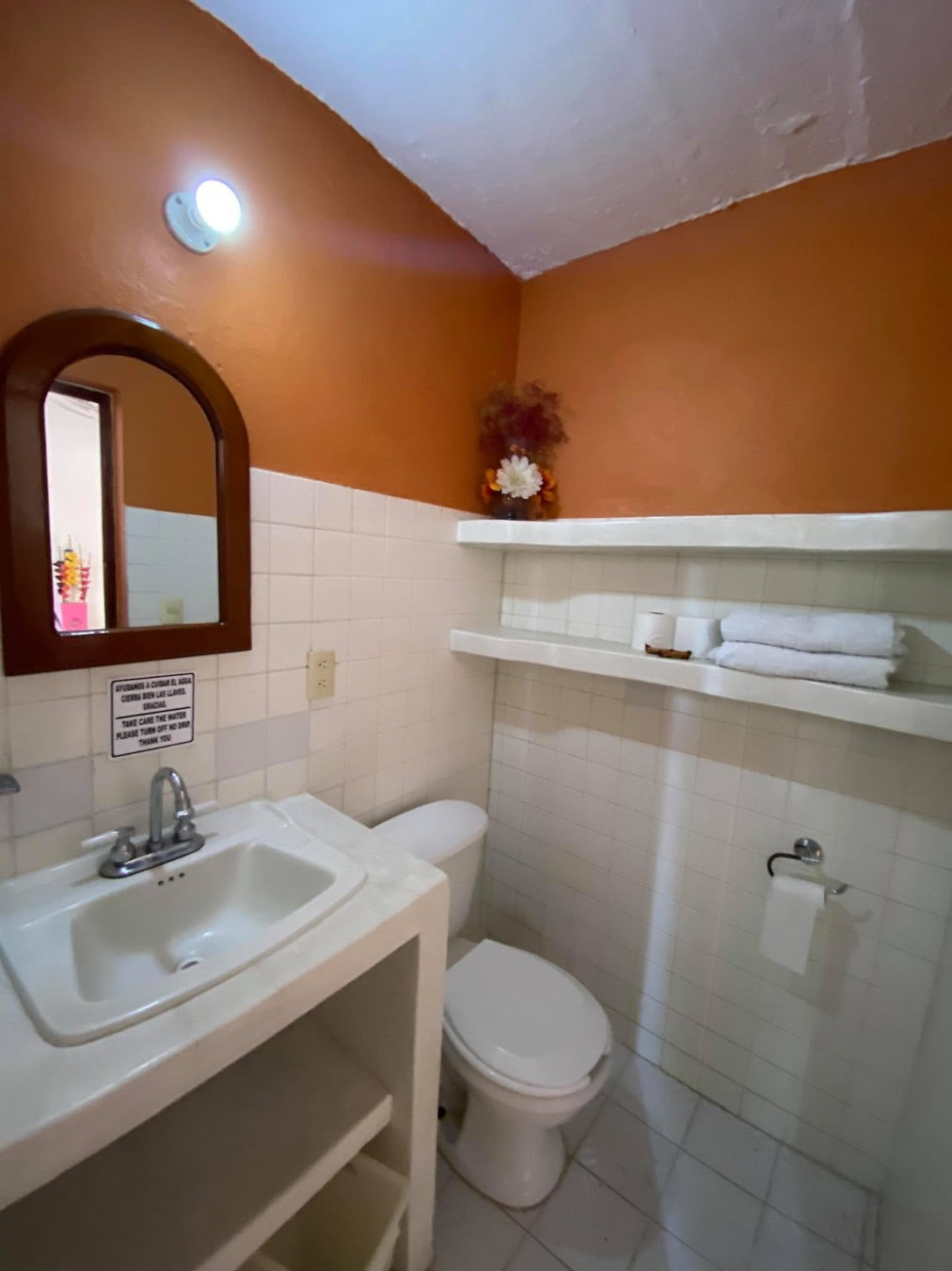 Vista del baño de la habitación Standard 1 – Casa Adriana