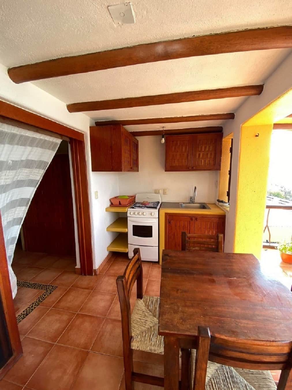 Vista de la cocineta exterior de la Suite 10 – Casa Adriana