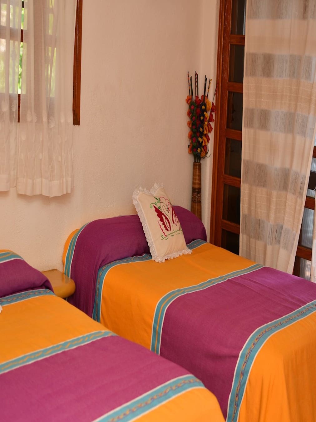 Vista de la recámara con dos camas dobles de la Suite 10 – Casa Adriana