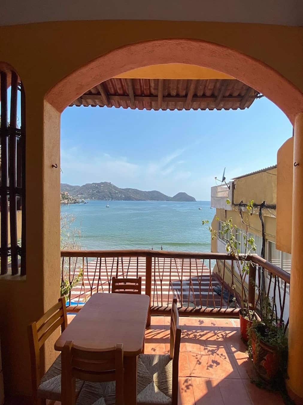 Vista al mar desde el balcón privado de la Suite 14 – Casa Adriana
