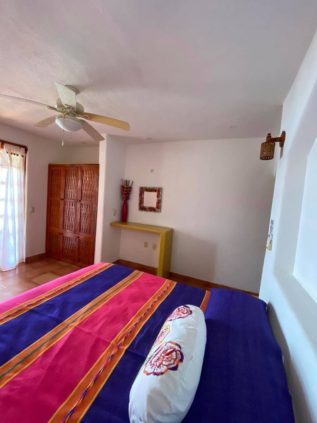 Vista de la recámara con cama King de la Suite 14 – Casa Adriana