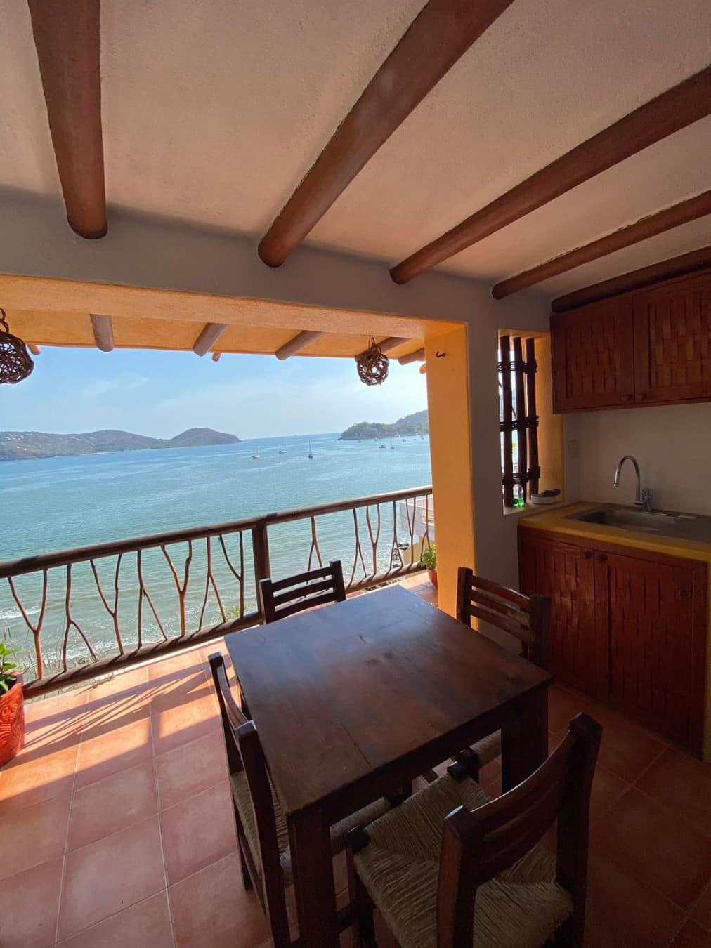 Vista al mar desde el balcón privado de la Suite 15 – Casa Adriana