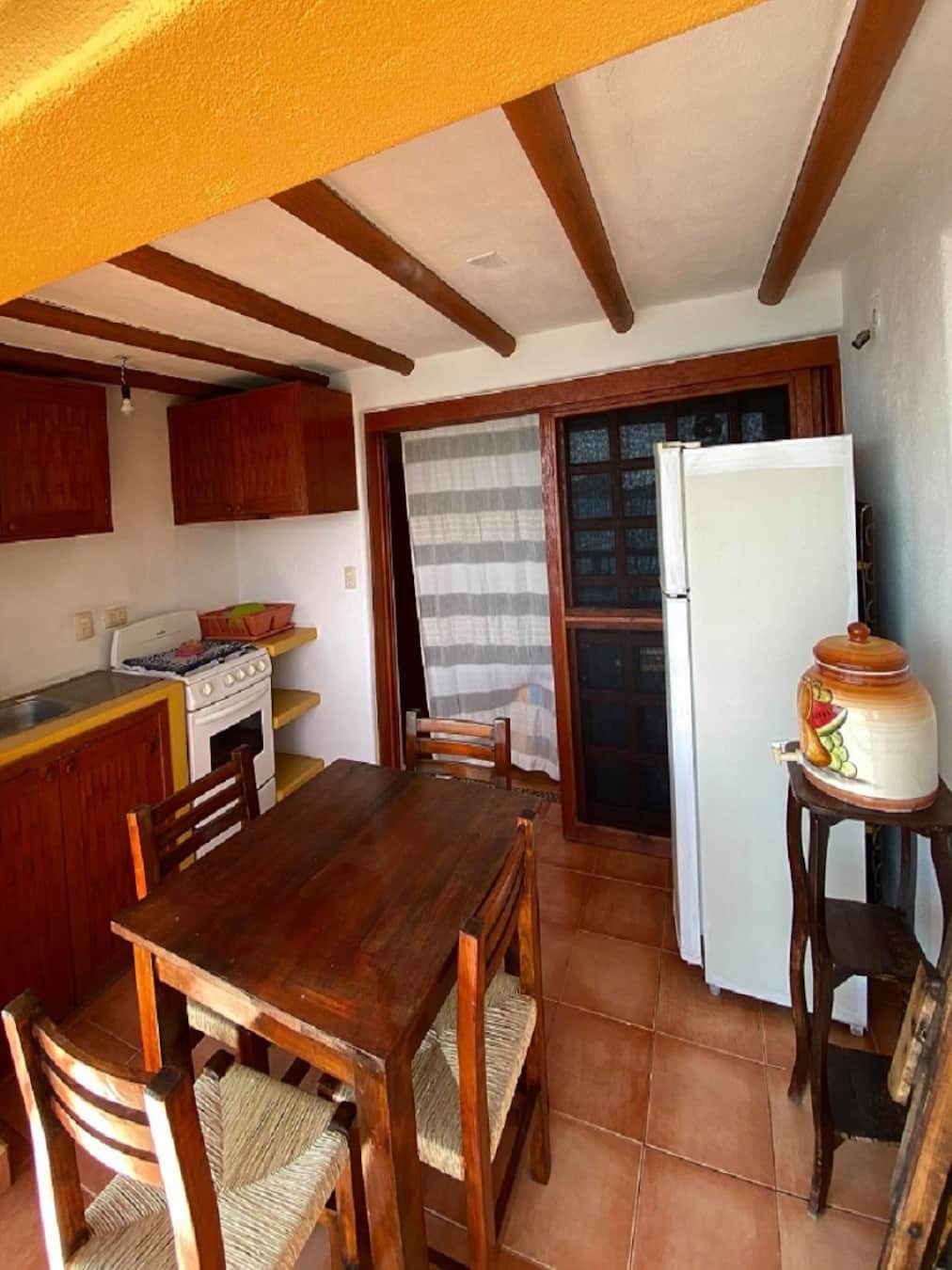 Vista de la cocineta exterior de la Suite 15 – Casa Adriana