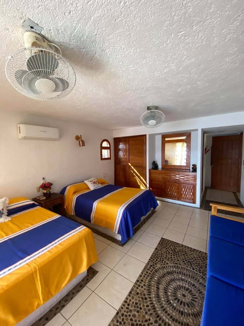 Vista de la recámara con dos camas dobles de la Suite 15 – Casa Adriana