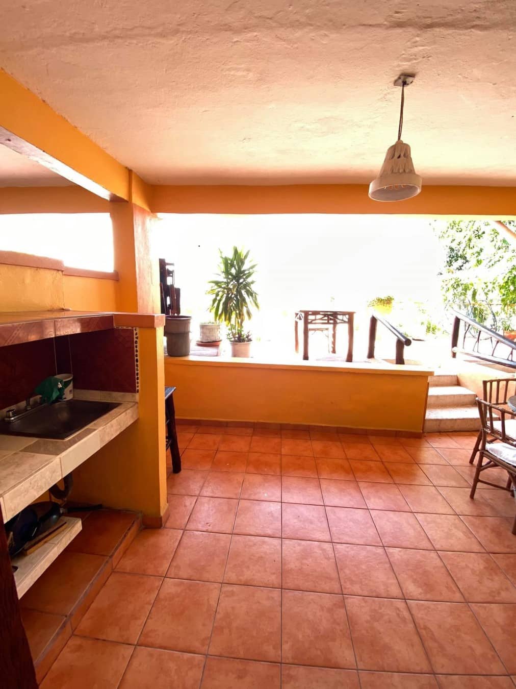 Vista de la cocineta exterior de la habitación Standard 2 – Casa Adriana