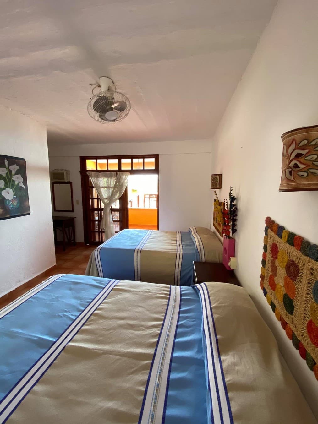 Vista de la recámara con dos camas dobles de la habitación Standard 2 – Casa Adriana