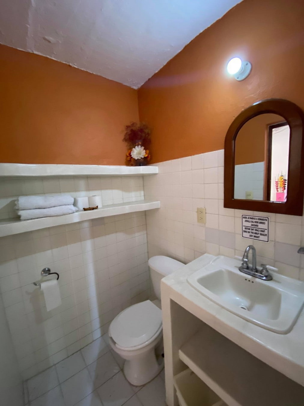 Vista del baño de la habitación Standard 2 – Casa Adriana