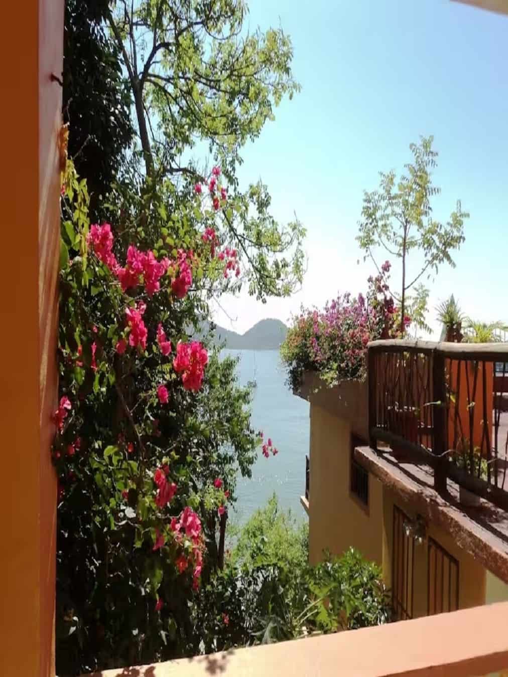 Vista al mar desde el balcón privado de la habitación Standard 3 – Casa Adriana