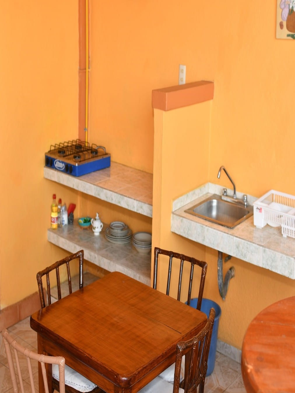 Vista de la mini cocineta de la habitación Standard 3 – Casa Adriana