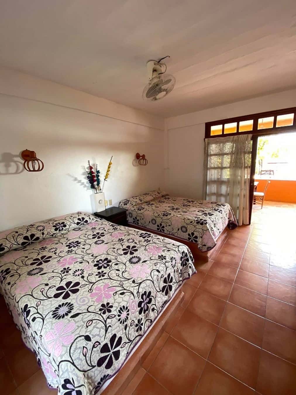 Vista de la recámara con dos camas dobles de la habitación Standard 3 – Casa Adriana
