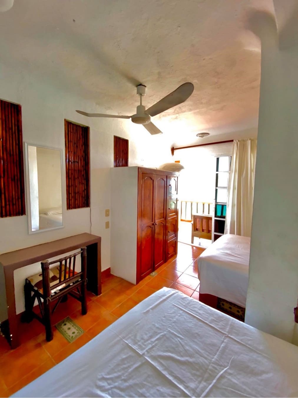 Vista de la recámara con dos camas dobles de la habitación Master Suite 6 – Casa Adriana