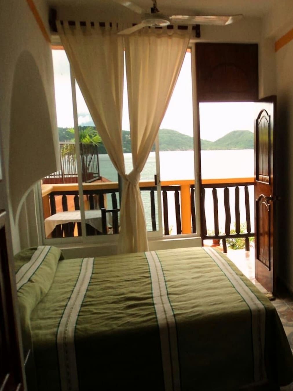 Vista de la recámara con cama King de la habitación Master Suite 7 – Casa Adriana