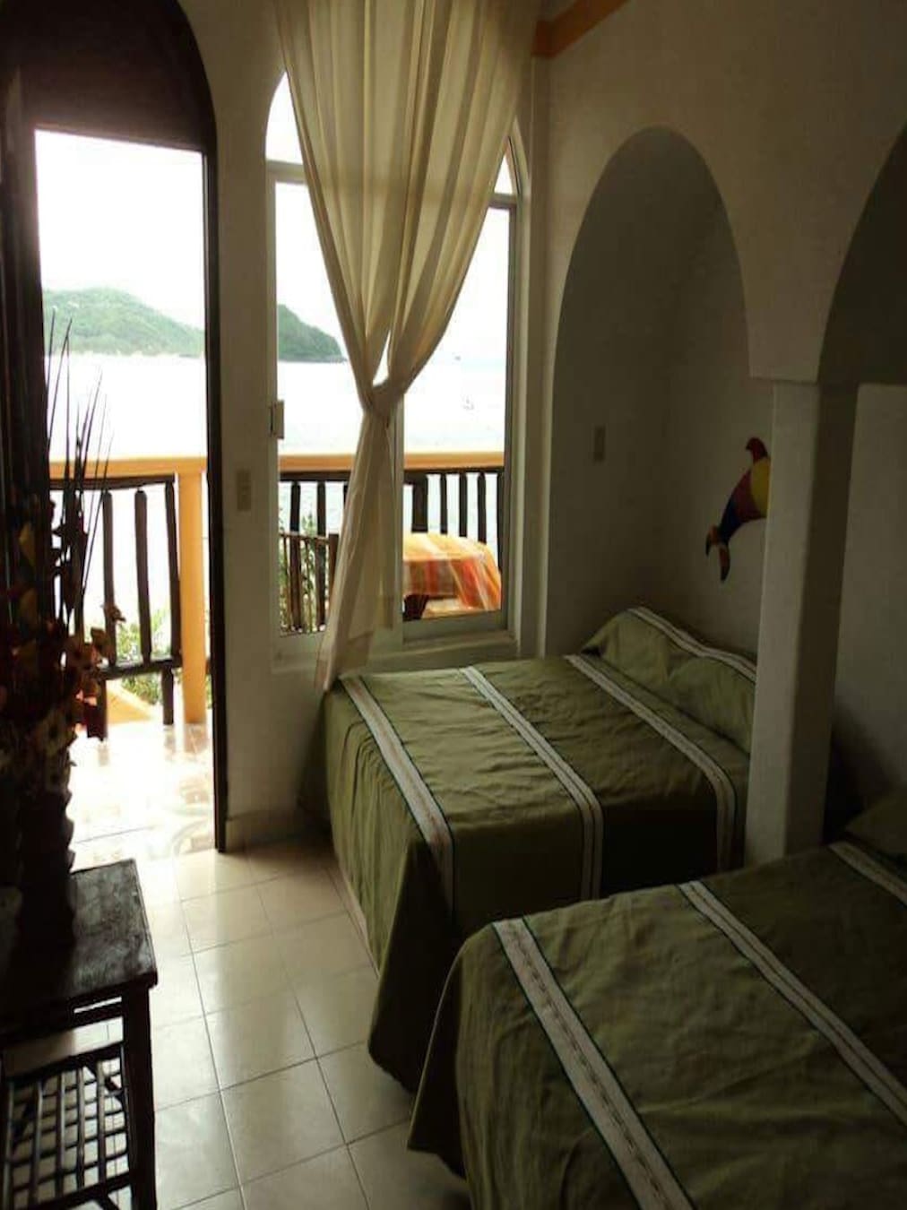 Vista de la recámara con dos camas dobles de la habitación Master Suite 7 – Casa Adriana