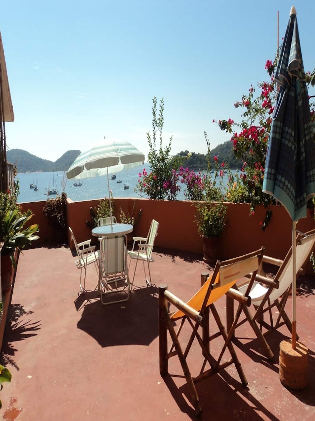Vista al mar desde la terraza privada de la habitación Standard 8 – Casa Adriana
