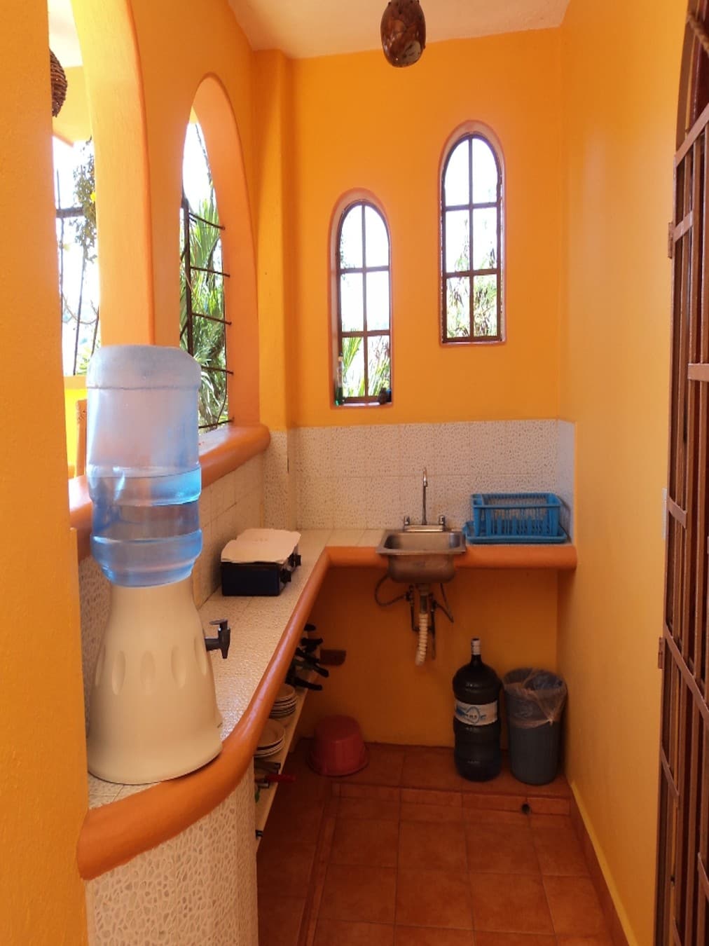 Vista de la cocineta de la habitación Standard 8 – Casa Adriana
