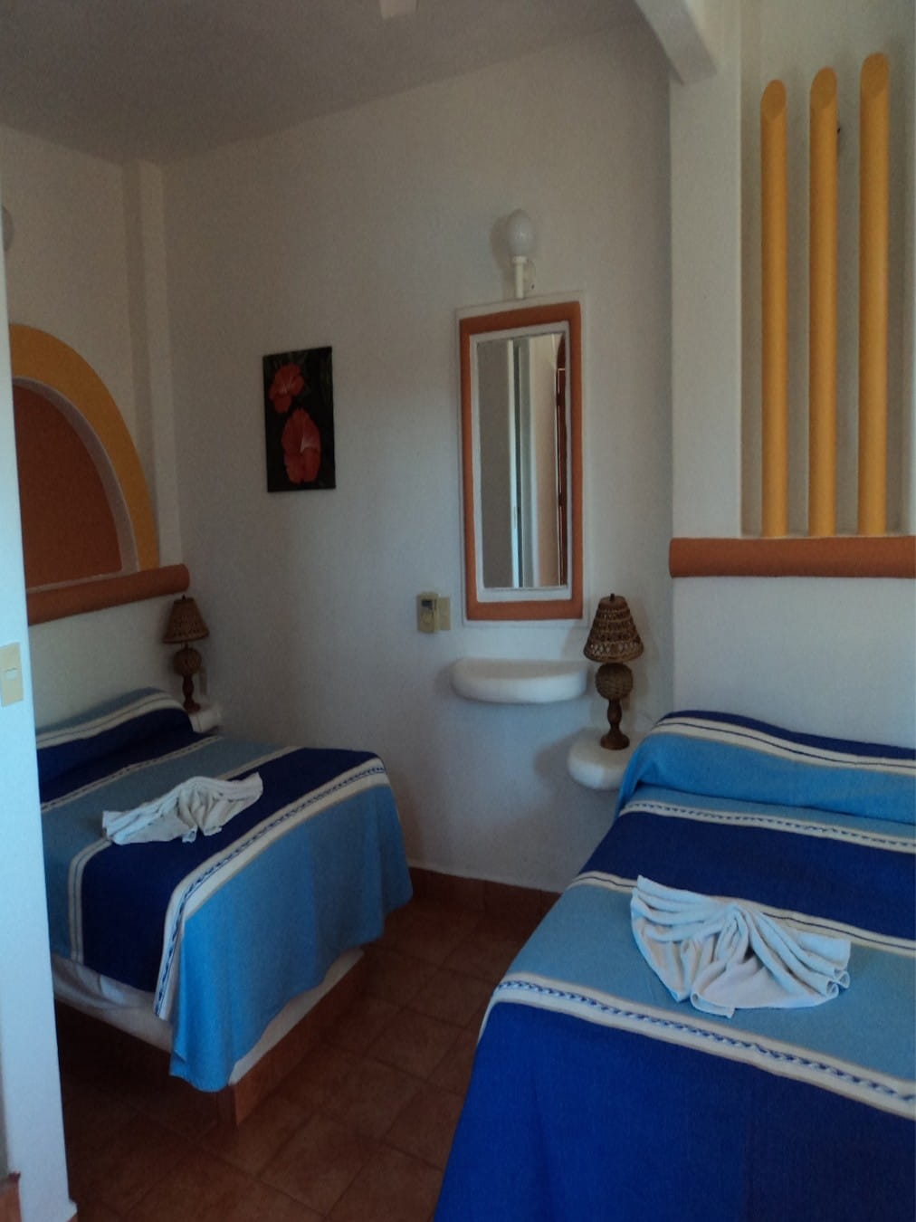 Vista de la recámara con dos camas dobles de la habitación Standard 8 – Casa Adriana