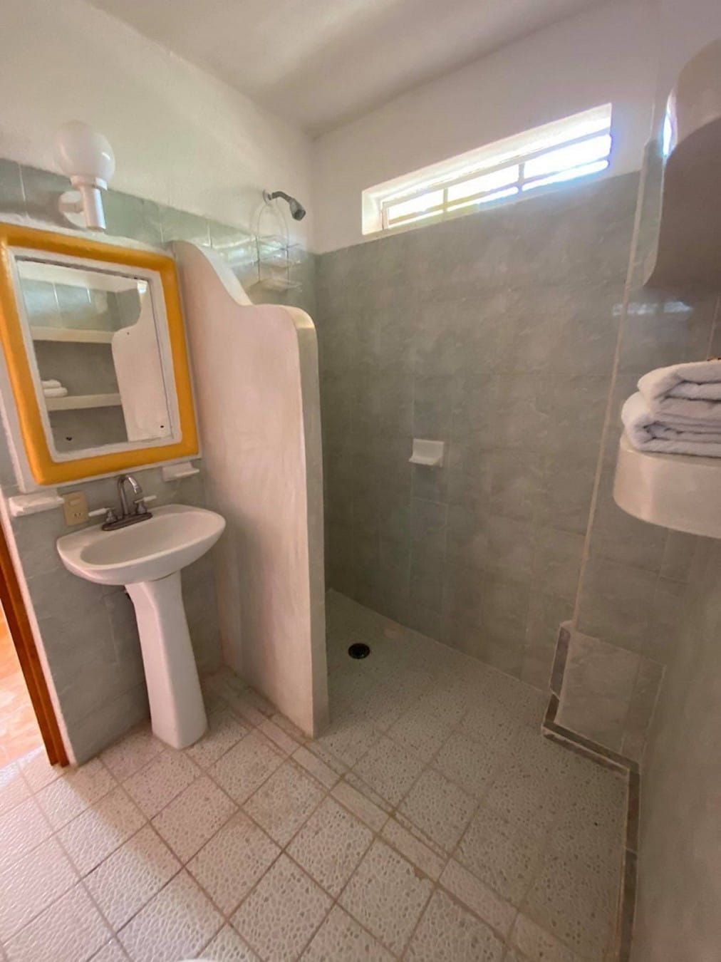 Vista del baño de la habitación Standard 8 – Casa Adriana
