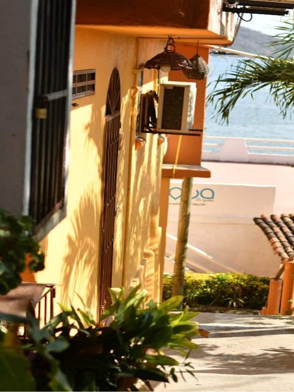 Vista del acceso a la habitación Standard 8 – Casa Adriana