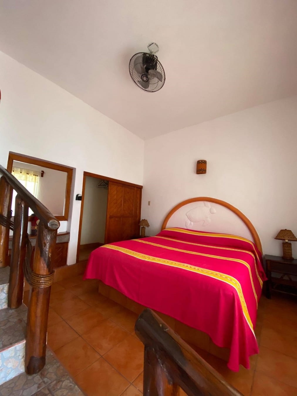 Vista de la recámara con cama King de la Suite 9 – Casa Adriana