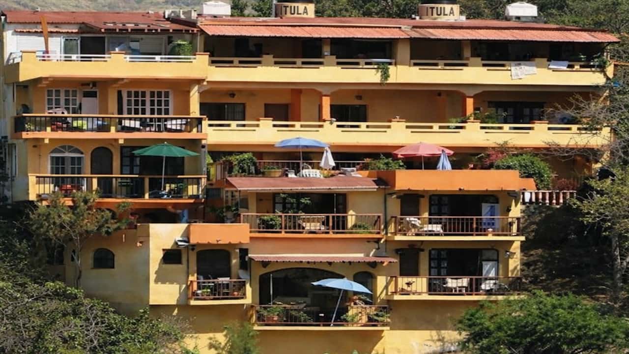 Vista desde la bahía a la sección de terrazas de Casa Adriana