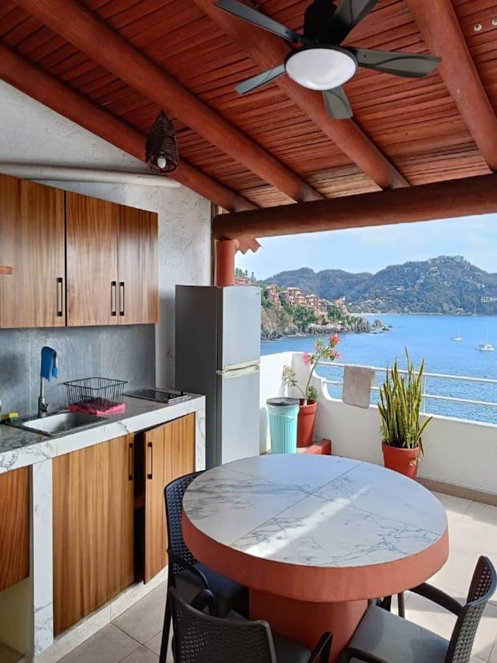 Vista de la cocineta y comedor exterior del Pent House – Casa Adriana