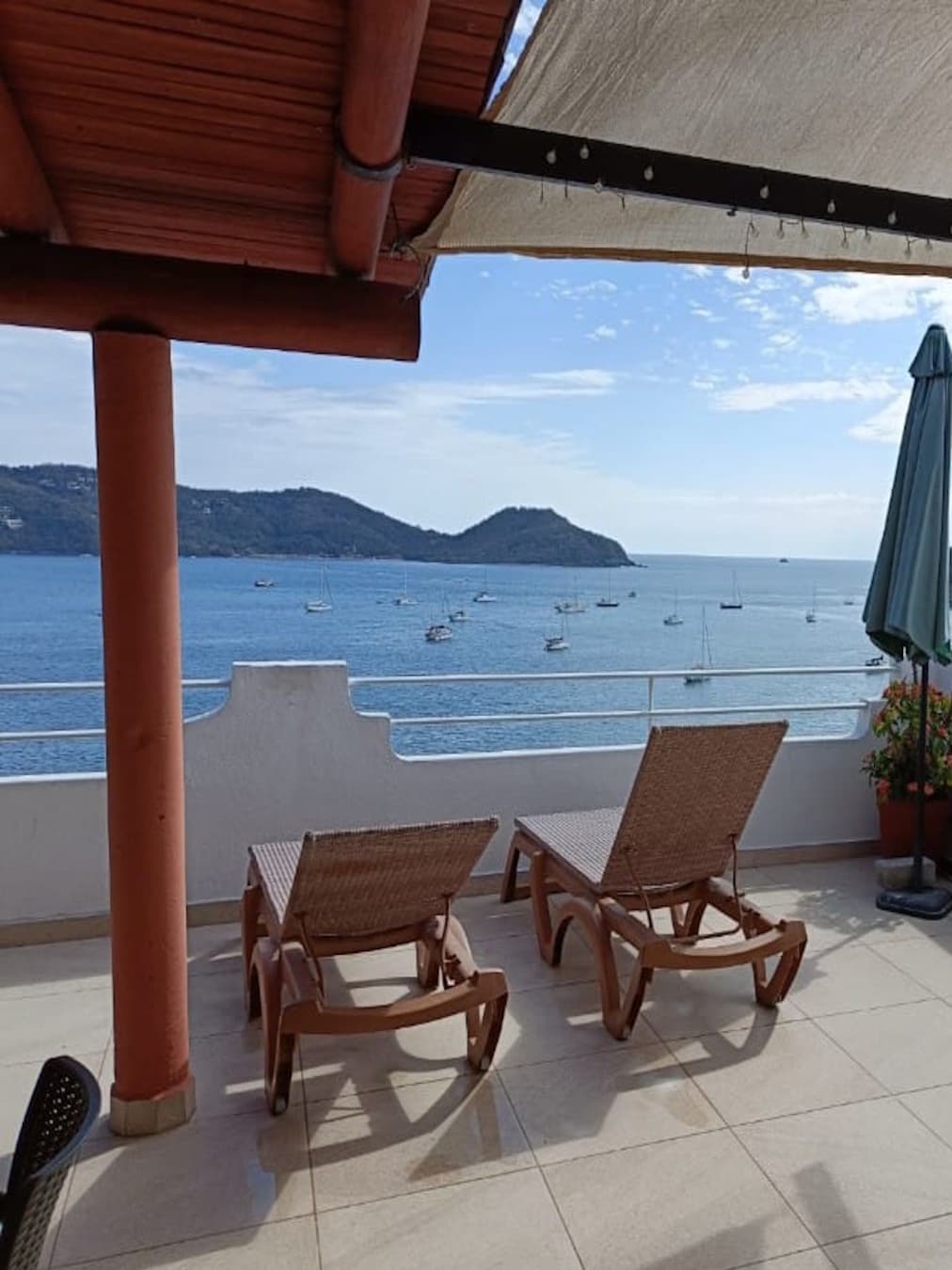 Vista de los camastros en la terraza privada del Pent House – Casa Adriana