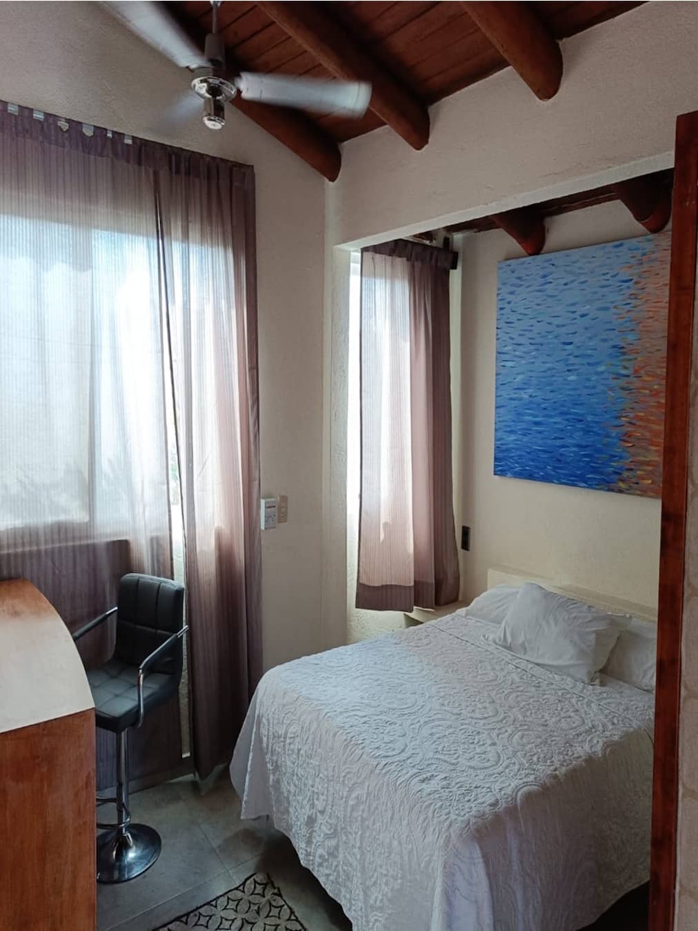 Vista de la recámara principal con cama Queen en el Pent House – Casa Adriana