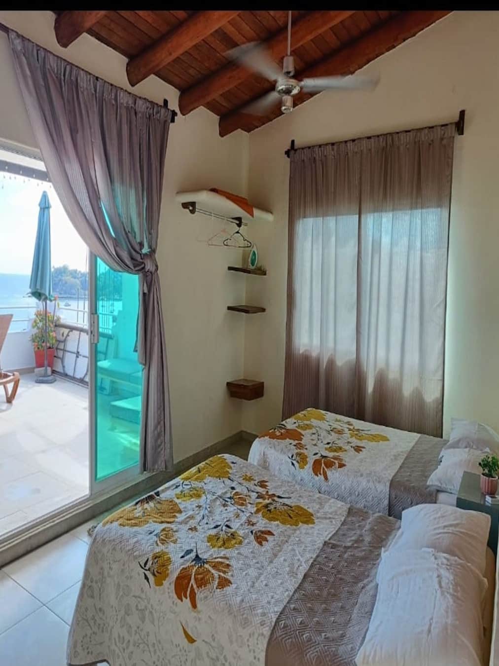 Vista de la segunda recámara con dos camas dobles del Pent House – Casa Adriana