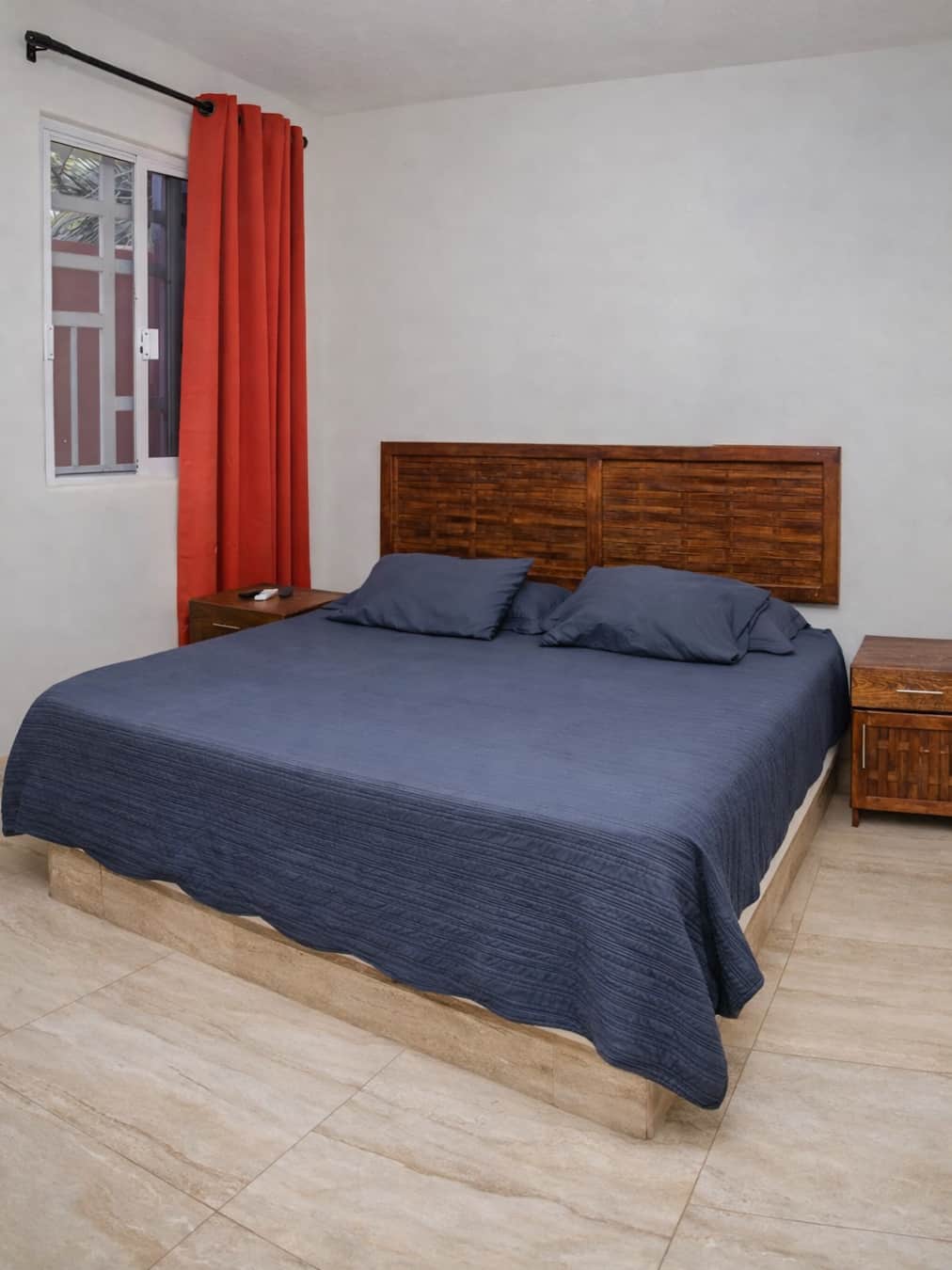 Vista de la recámara principal con cama King del departamento en Planta Baja de Casa Luna