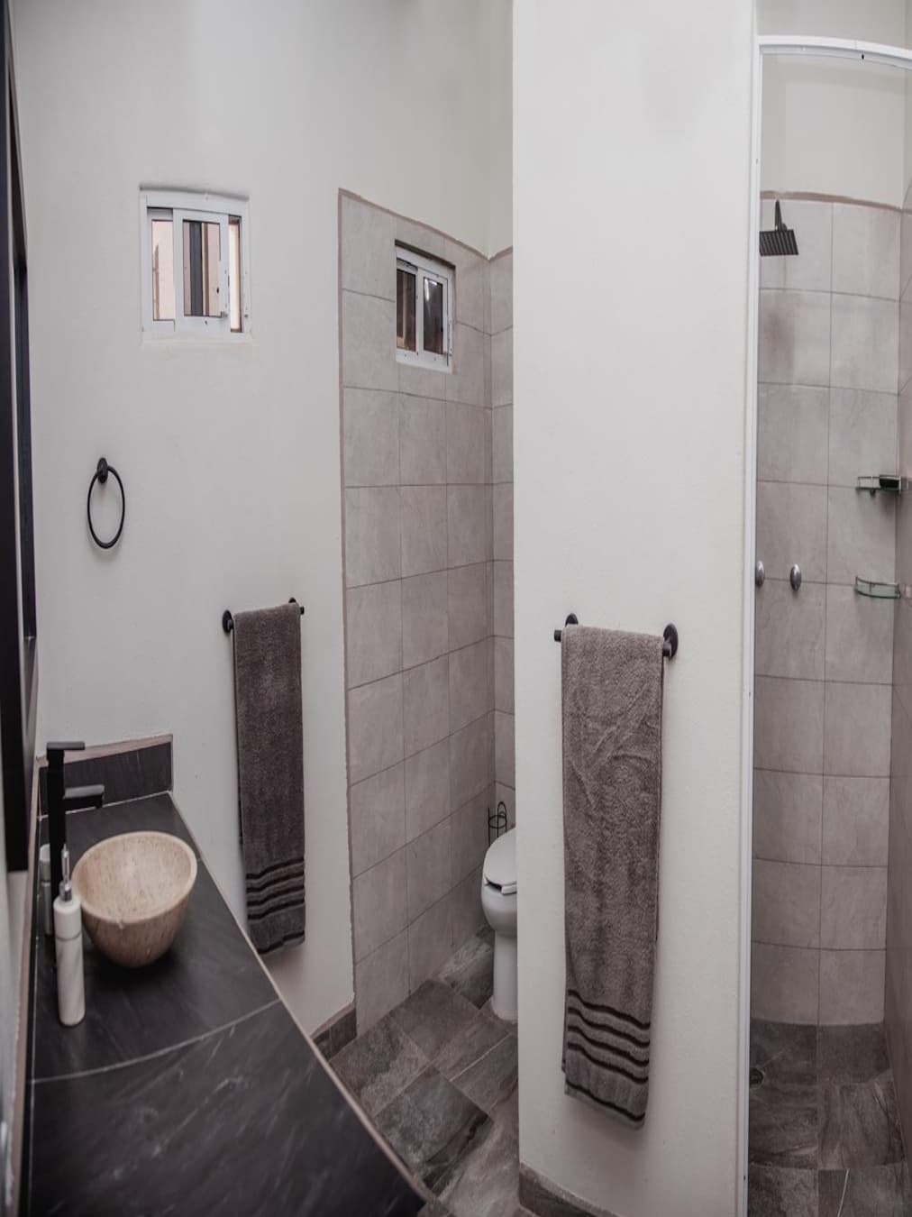 Vista de la recámara principal con cama King del departamento en Planta Baja de Casa Luna