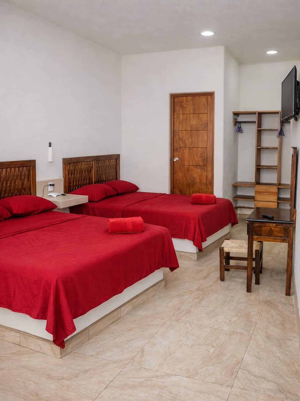 Vista de las dos camas dobles, clóset, puerta del baño, tocador y TV del Loft 2 del segundo piso de casa Luna