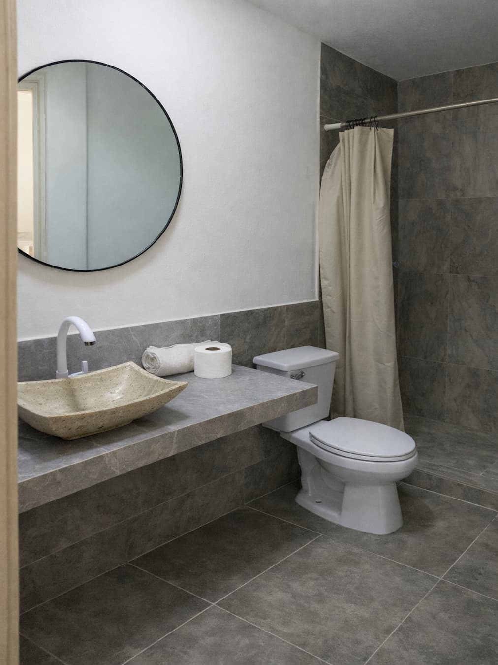 Vista del baño, mostrando, espejo, lavabo, wc y regadera de la habitación Doble 1 – Casa Tania