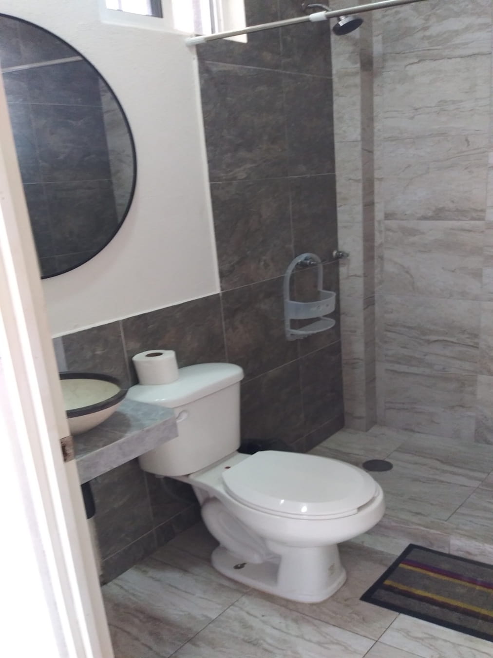 Vista del baño, mostrando, espejo, lavabo, wc y regadera de la habitación Doble King 2 – Casa Tania