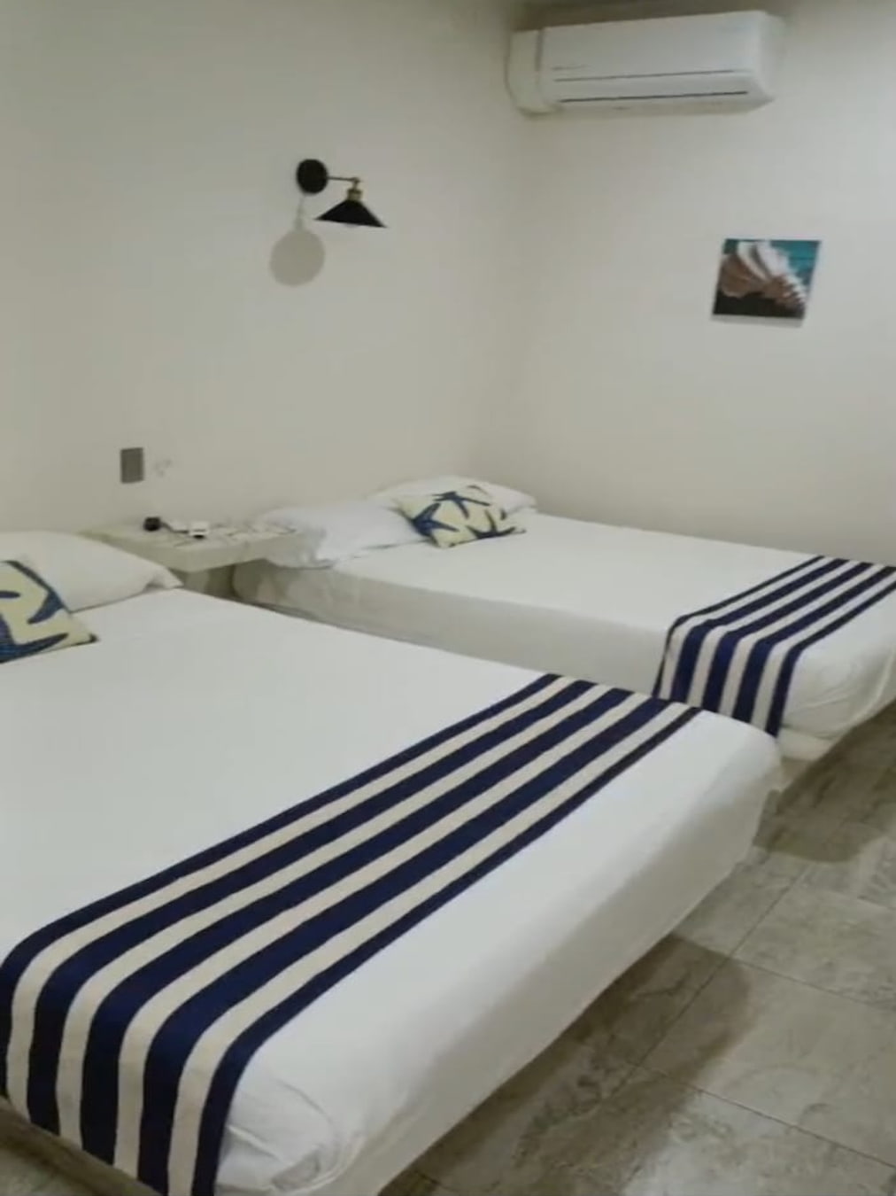 Vista de las dos camas dobles, Aire Acondicionado, decoración, lámparas y buró de la habitación Doble 3 – Casa Tania