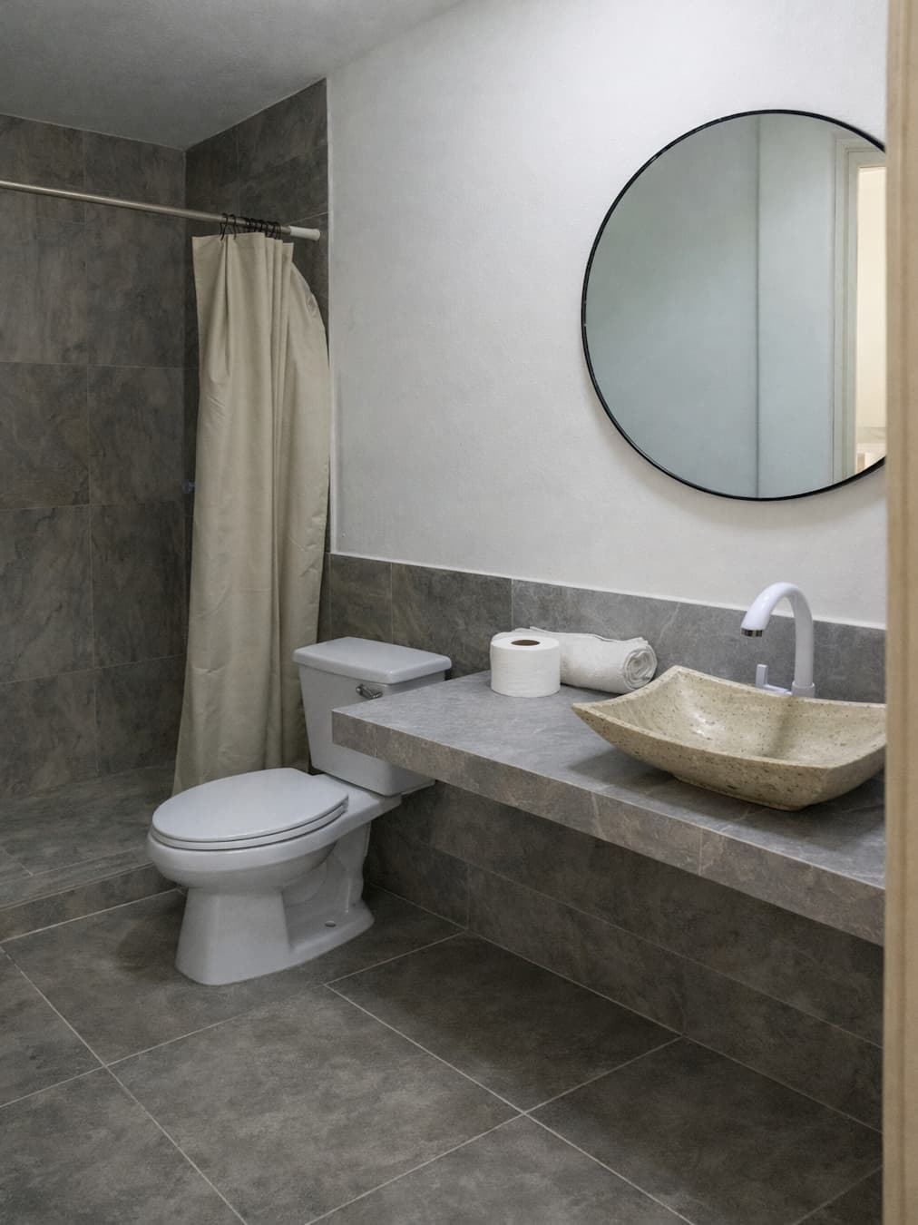 Vista del baño, mostrando, espejo, lavabo, wc y regadera de la habitación Doble 3 – Casa Tania