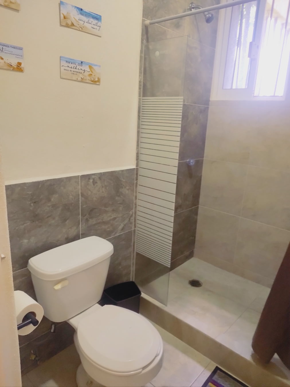 Baño de la habitación Triple 4 – Casa Tania