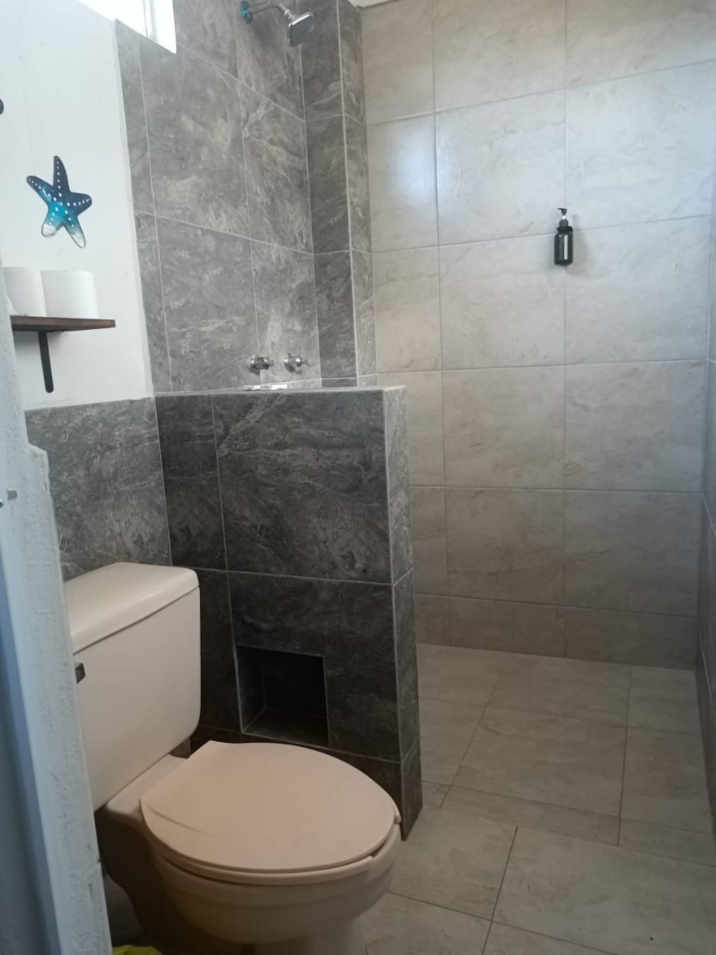 Vista del baño de la habitación Triple 7 – Casa Tania