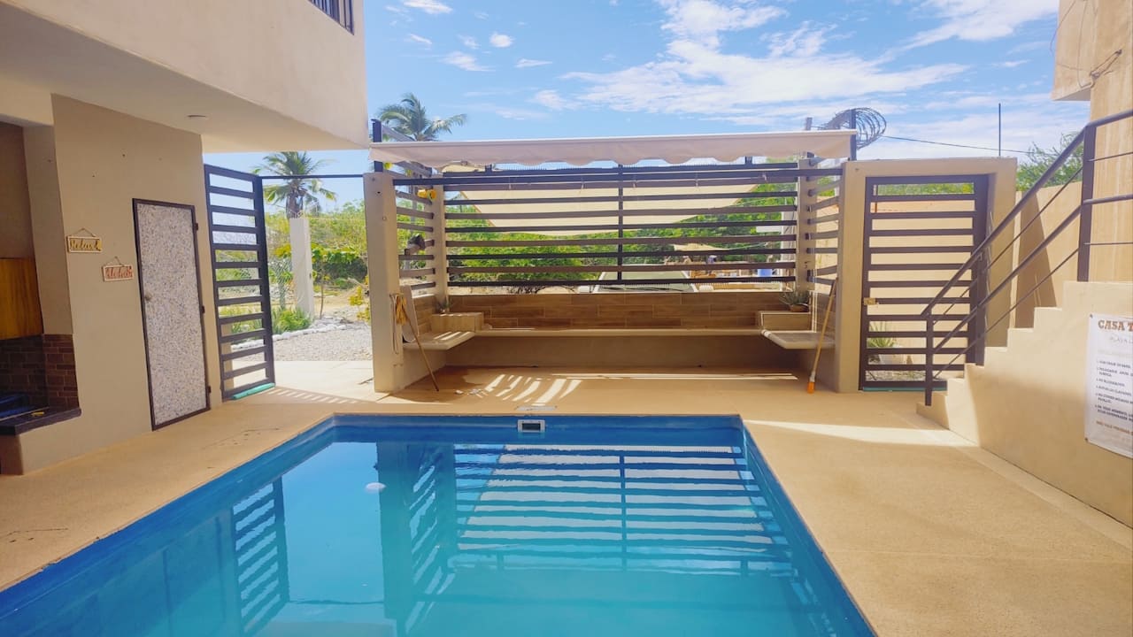 Vista desde el interior de la alberca en Planta Baja de Casa Tania