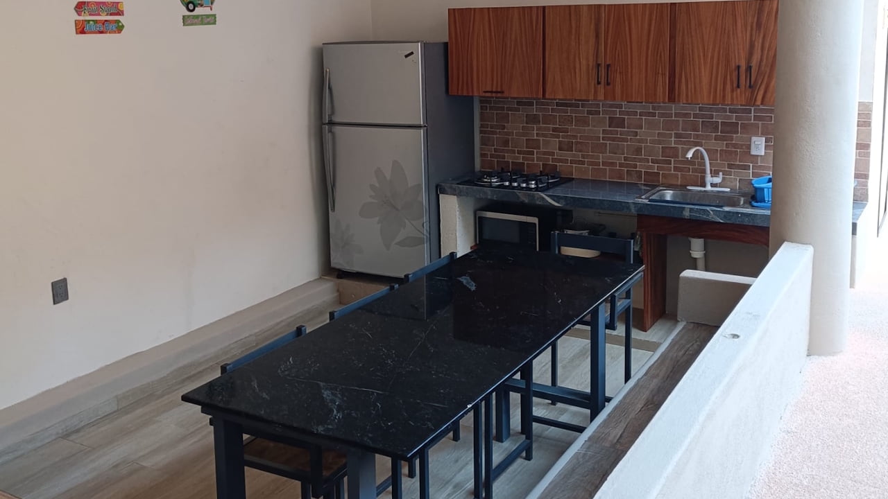 Vista de la cocina y comedor compartido de Casa Tania