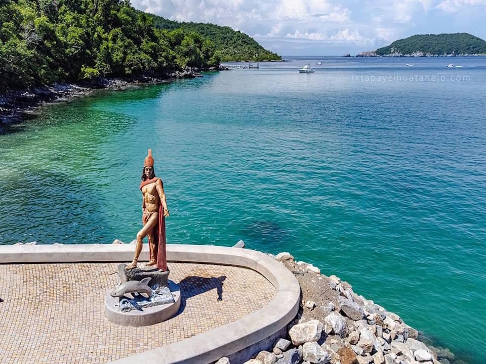 Escultura del Rey Calzontzin en malecón El capricho del Rey en Zihuatanejo
