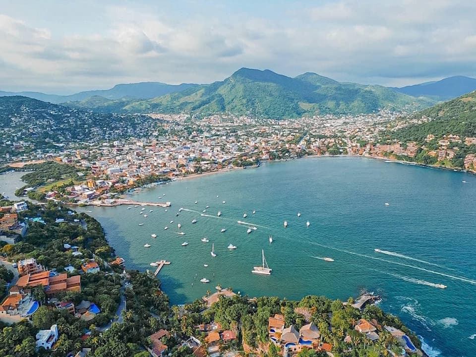 Vista aérea del pueblo y la bahía