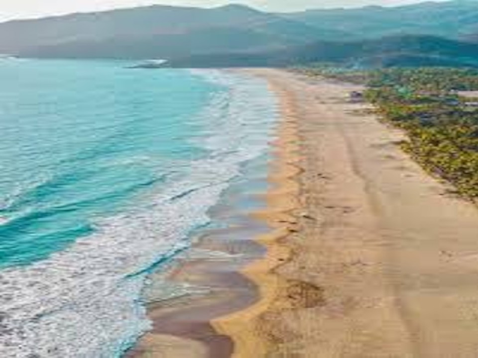 Vista aérea de la costa en Playa Larga
