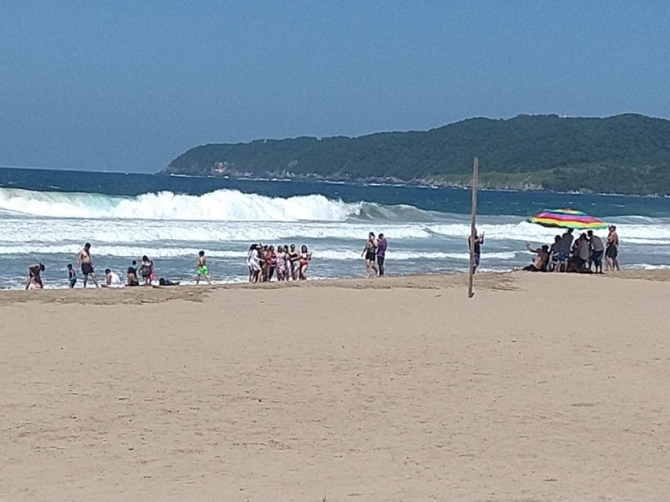 Imagen de la playa con personas disfrutando en Playa Larga