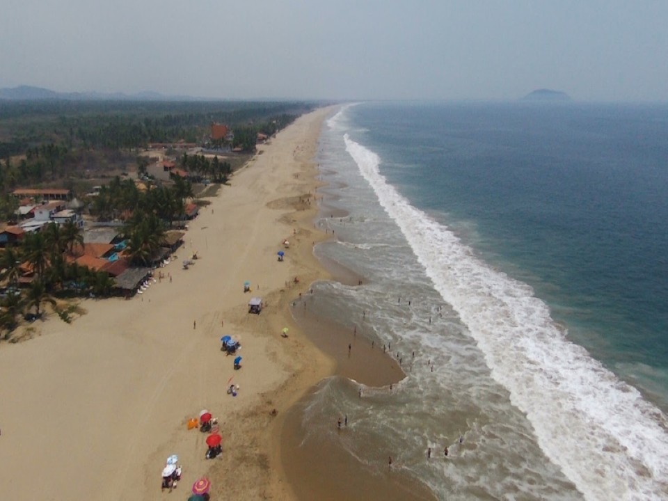 Vista aérea de la costera de Playa Larga