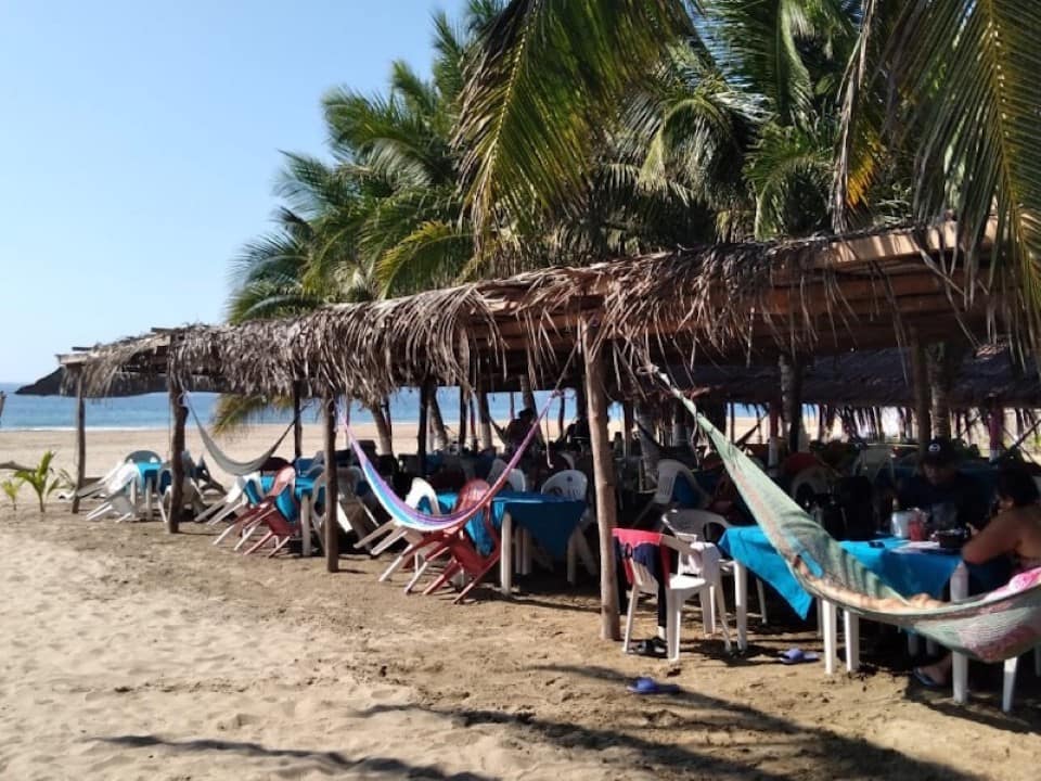 Vista de una enramada típica en Playa Larga